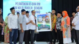 Upayakan Insentif Naik, Ratu Dewa Lantik Ratusan RT RW di Kecamatan Ilir Timur 1