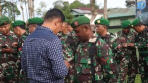 Antisipasi Judi Online di Kalangan Anggota, PasiIntel Kodim 1206 Putussibau Cek Handphone Prajurit