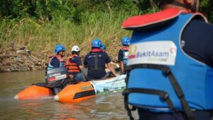 Jaga Lingkungan, Bukit Asam (PTBA) Ajak Masyarakat Bersih-bersih Sungai Enim