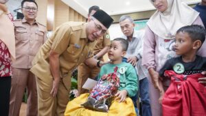 Ikut Khitanan Massal, Anak-anak di Muba Dapat Uang Saku dari Sekda Apriyadi