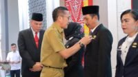 Sematkan Satyalancana Karya Satya untuk ASN, Ratu Dewa Sebut Kebutuhan Guru SD Masih Sangat Banyak