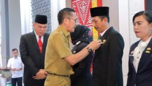 Sematkan Satyalancana Karya Satya untuk ASN, Ratu Dewa Sebut Kebutuhan Guru SD Masih Sangat Banyak