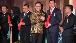 Bupati Kapuas Hulu Terima Penghargaan Manggala Karya Kencana dari BKKBN