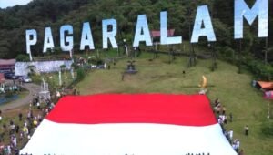Sambut HUT RI ke-79, Merah Putih Berkibar di Tugu Rimau Gunung Dempo Kota Pagar Alam