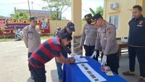 Sadar Hukum, Warga Serahkan Amunisi Peluru Aktif Kaliber 7,62 mm