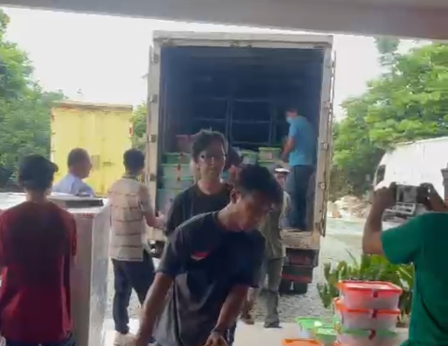 Suasana saat barang-barang arkeologi Sumsel diangkut menggunakan mobil.(ist)