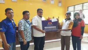 Didampingi Wakil Bupati Tanah Datar PT Mandala Finance Serahkan Donasi Galodo