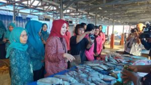 Kampanyekan Makan Ikan Segar, Pj Ketua PKK Sulbar Kunjungi Pasar TPI Mamuju