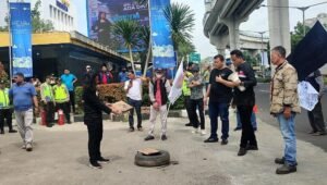 Aksi Demo di Depan PLN S2JB Diwarnai Pembakaran Ban Bekas