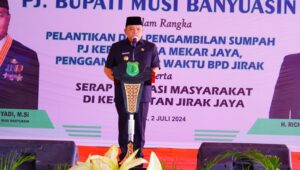 Pj Bupati Sandi Fahlepi Tinjau Pembangunan Infrastruktur Jalan Hingga Bagikan Bantuan untuk Masyarakat Jirak Jaya