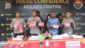 Polres Fakfak Gelar Press Conference, Tetapkan Dua Tersangka Kasus Pencurian HP