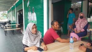 Poster Bupati Batanghari di Ruko Simpang Empat Taman Basket Dicat Hitam oleh Orang Tak Dikenal