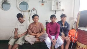 Kapal MV. Johan Fortune Temukan 4 Orang Terapung Kapal Tenggelam Dari KM. Lombok Taruna 3
