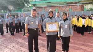 Kemenkumham Sumsel Berikan Penghargaan Kepada Pegawai Teladan