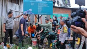 Prioritaskan Lingkungan Sehat, Pj Wali Kota Tinjau Lokasi Gotong Royong Jumat Bersih di Kawasan Sekanak dan Rumah Susun