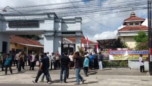 Tolak Pembangunan Gudang Pendingin Ikan, Puluhan Warga di Tulungagung Geruduk Balai Desa Bandung