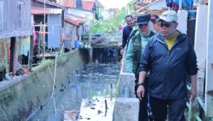 Ajak Masyarakat Peduli Lingkungan, Pj Wali Kota Tinjau Pembersihan Aliran Anak Sungai Musi