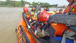 Masih Pakai Rompi Proyek, Daryoto Ditemukan Mengapung di Sungai