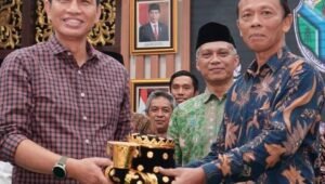 Bupati Fadhil Mengukuhkan Pengurus Persatuan Keluarga Batak Muslim Batanghari