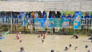 Keseruan Masyarakat Muba Nangkep Ikan Bareng di Embung Senja
