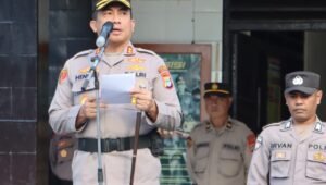 Pimpin Langsung Upacara Rutin Bulanan, Kapolres Fakfak Pesan Anggotanya Berikan Pelayanan Terbaik Kepada Masyarakat