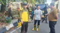 Respon Keluhan Masyarakat, Ratu Dewa Turun Langsung Bersihkan Rumput Tinggi di Jalan Angkatan 45