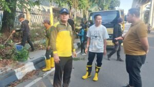 Respon Keluhan Masyarakat, Ratu Dewa Turun Langsung Bersihkan Rumput Tinggi di Jalan Angkatan 45