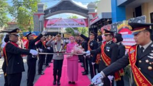 Tradisi Pedang Pora Sambut AKBP Muhammad Taat Resdi di Mapolres Tulungagung