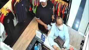 Dua Pria Terekam Curi Dompet Mahal