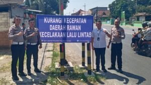 Satlantas Polres Tulungagung Pasang Papan Himbauan Untuk Pengguna Jalan