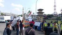 Puluhan Anggota KUD Pedamaran Timur Geruduk Polda Sumsel