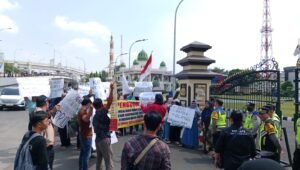 Puluhan Anggota KUD Pedamaran Timur Geruduk Polda Sumsel