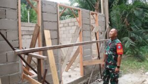 Tinjau Progres Pembangunan RTLH, Ini Pesan Dansatgas TMMD Imbangan Ke-121 Kodim Mempawah