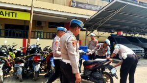 Tidak Tertib Parkir, Tujuh Ban Kendaraan Digemboskan Sie Propam Polrestabes Palembang