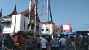 Pembongkaran Rangka Baliho Raksasa Di Pusat Kota Batusangkar Menuai Pro Dan Kontra