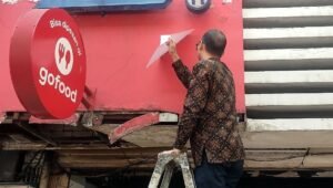 Gelar Konstatering tanpa Pemberitahuan, Titis Copot Stiker Pengumuman yang Menempel di RM Sederhana Sudirman
