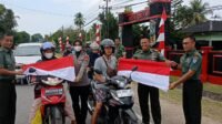 Semarakkan HUT RI KE-79, Prajurit Kodim Mempawah Bagikan Bendera Merah Putih