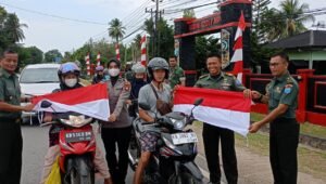 Semarakkan HUT RI KE-79, Prajurit Kodim Mempawah Bagikan Bendera Merah Putih