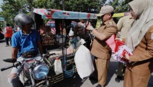 Dipelopori Kesbangpol, Pemkab Aceh Tamiang Bagikan 10 Juta Bendera Merah Putih