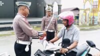 Satlantas Polres Fakfak Bagi Bendera Merah Putih Jelang HUT RI Ke- 79