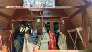 Mitra Binaan Bukit Asam (PTBA) Peroleh Hak Cipta Motif Batik Kujur dan Songket