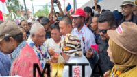 Tiba di Fakfak, Paslon Bupati Utayoh Disambut Lautan Manusia 