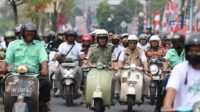 Naiki Vespa, RDPS Daftarkan Diri ke KPU Palembang