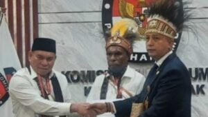 KPU Fakfak Nyatakan Berkas Paslon Samaun Dahlan-Donatus Nimbetkendik Lengkap