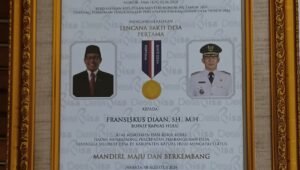 Dorong Percepatan Pembangunan Desa, Bupati Kapuas Hulu Terima Penghargaan dari Kemendes PDTT