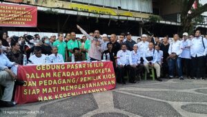 Kesal, Pedagang Pasar 16 Ilir Bongkar Paksa Pagar Seng PT