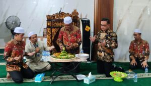 HUT Pengayoman Ke 79 Tahun, Kepala Rutan Kelas I Palembang ‘Potong Tumpeng’