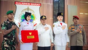 Penyerahan Duplikat Bendera Merah Putih Kepada Paskibraka Provinsi Sulawesi Barat
