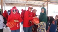 Meriahkan HUT RI ke-79, Dharma Wanita Persatuan Sulbar Berbagi Sembako di Karampuang