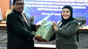 Ketua DPRD Sulbar Serahkan SK Pimpinan Terkait Ranperda RAPBD-P 2024